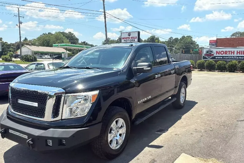 2018 Nissan Titan Crew Cab SV photo 1