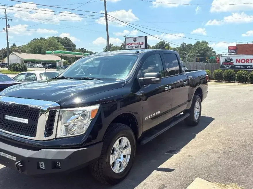 2018 Nissan Titan Crew Cab SV photo 1