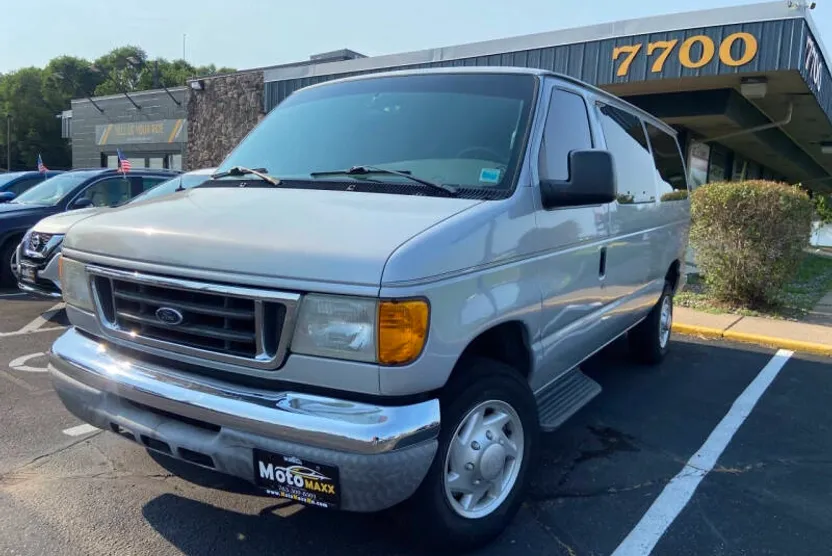 2005 Ford E-350 photo 1