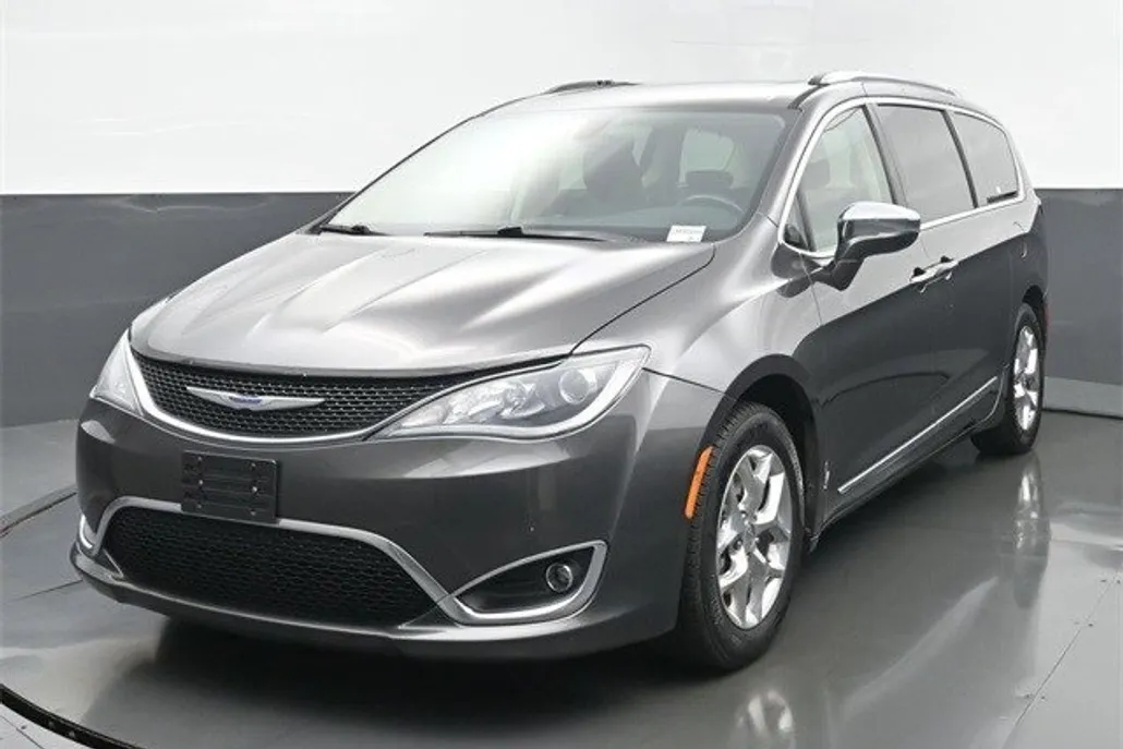 2019 Chrysler Pacifica Limited photo 1