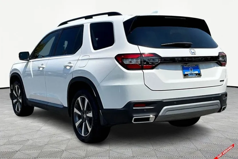 2024 Honda Pilot Touring photo 1