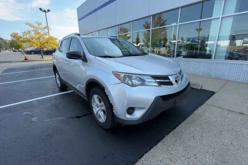 2014 Toyota RAV4 LE photo 1