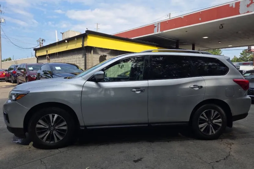2019 Nissan Pathfinder SL photo 1