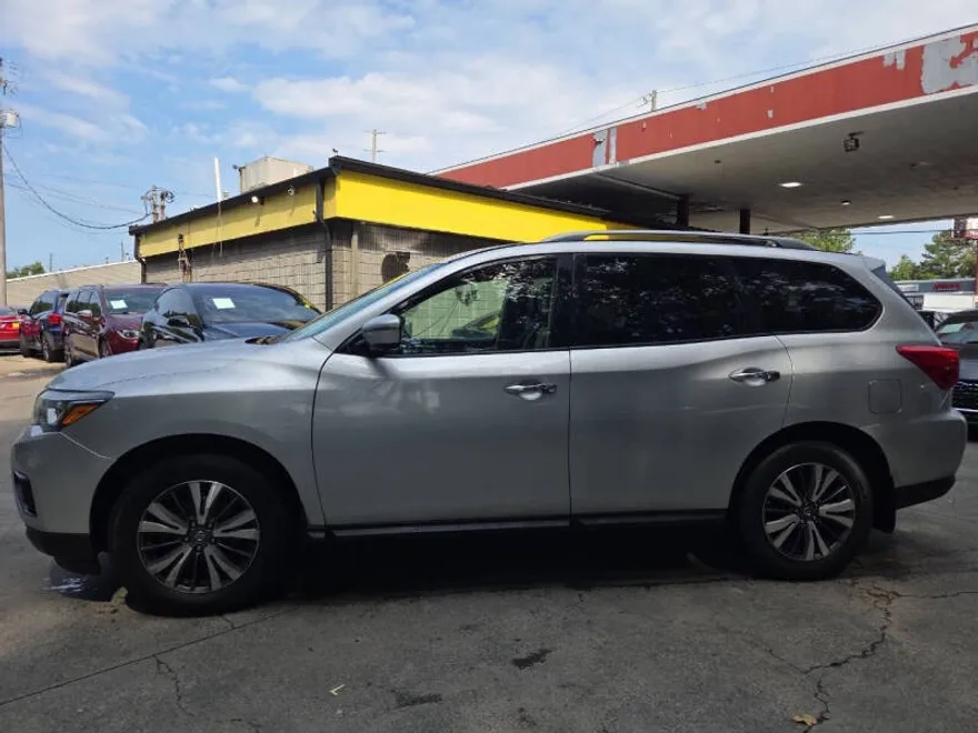 2019 Nissan Pathfinder SL photo 1