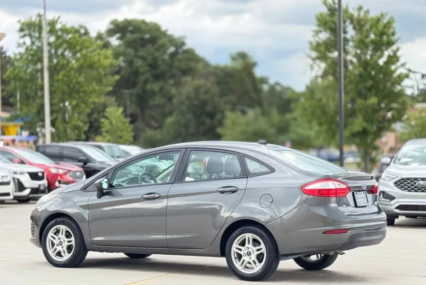 2018 Ford Fiesta SE photo 1