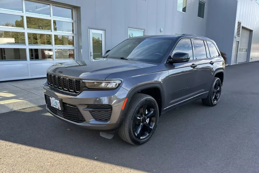 2022 Jeep Grand Cherokee Laredo photo 1