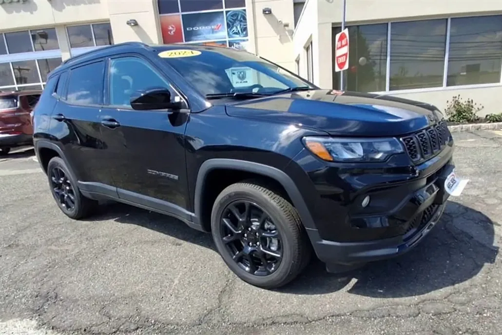 2024 Jeep Compass Latitude photo 1