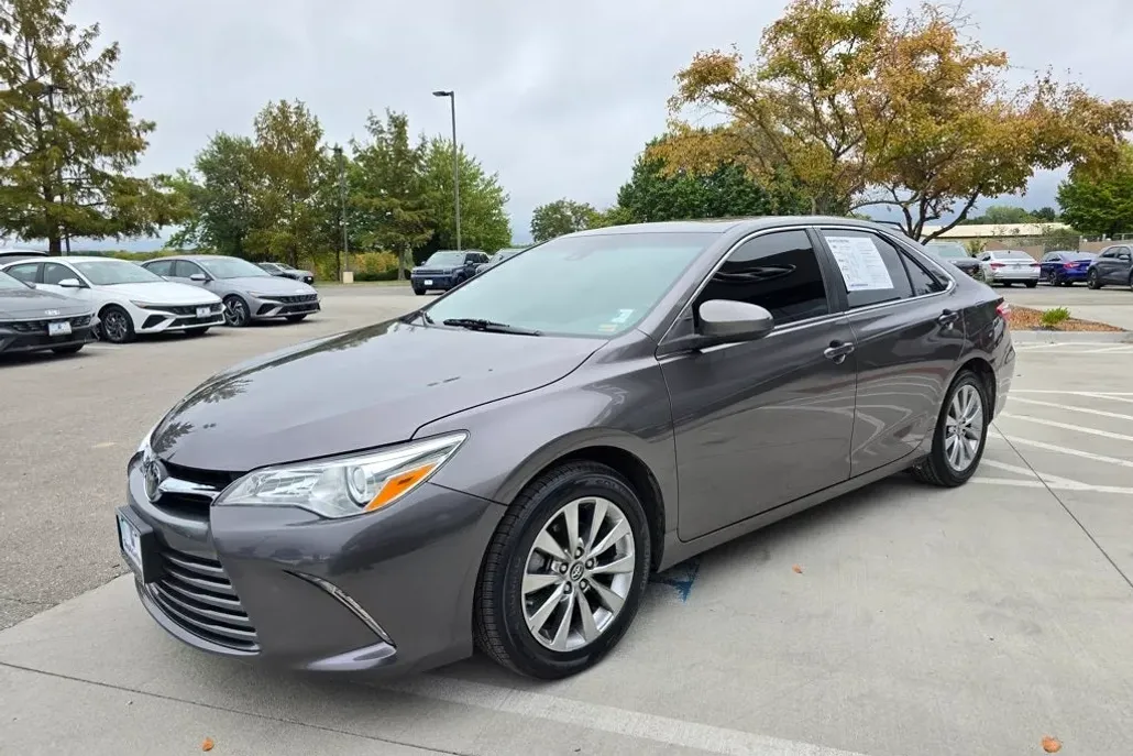 2017 Toyota Camry XLE photo 1