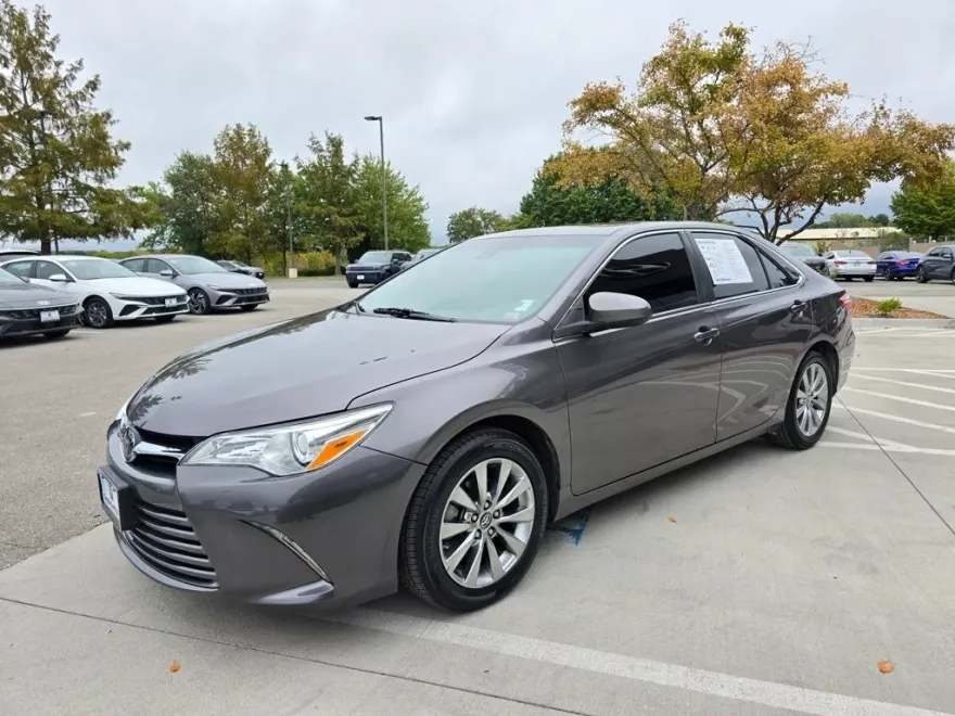 2017 Toyota Camry XLE photo 1