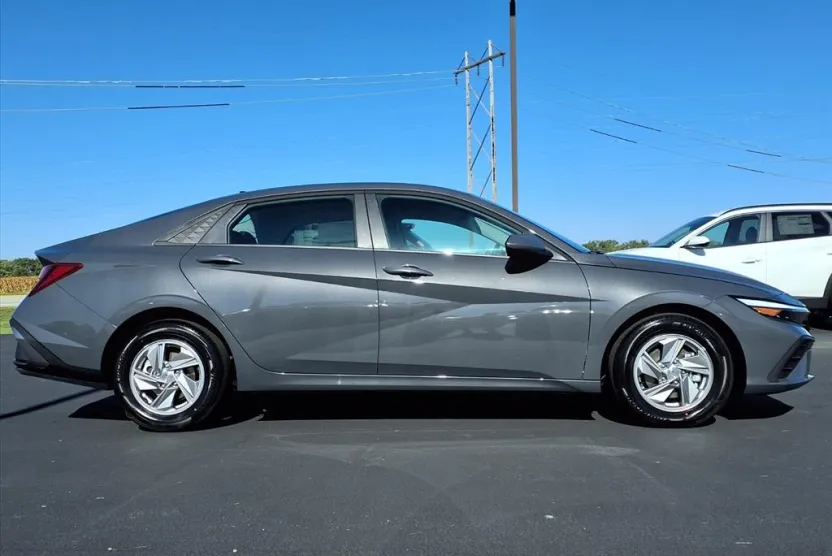 2025 Hyundai Elantra SE photo 1