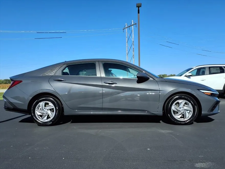 2025 Hyundai Elantra SE photo 1