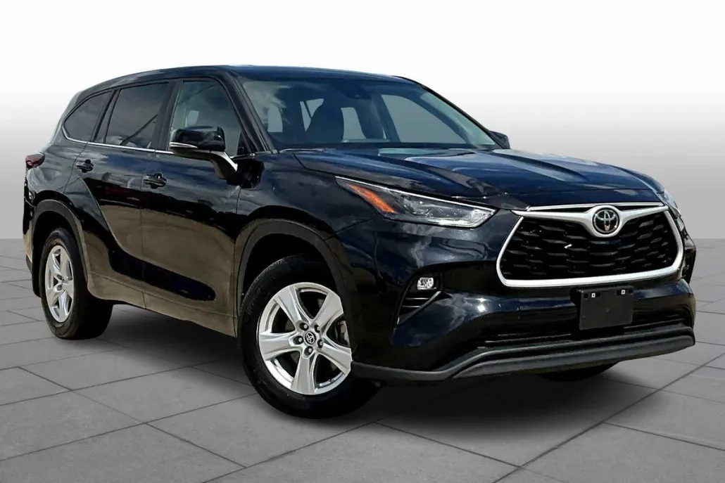 2024 Toyota Highlander LE photo 1