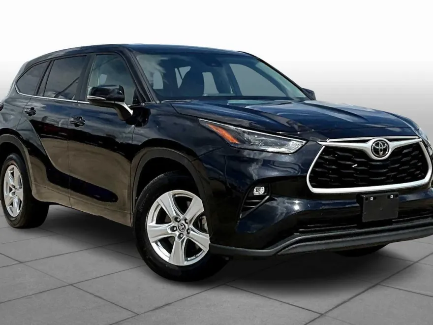 2024 Toyota Highlander LE photo 1