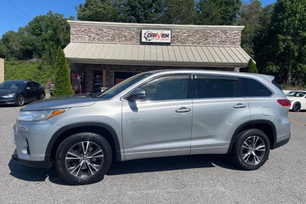 2018 Toyota Highlander LE photo 1