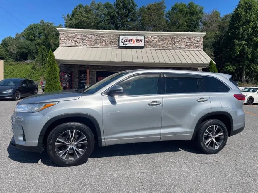 2018 Toyota Highlander LE photo 1