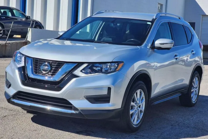 2018 Nissan Rogue SV photo 1