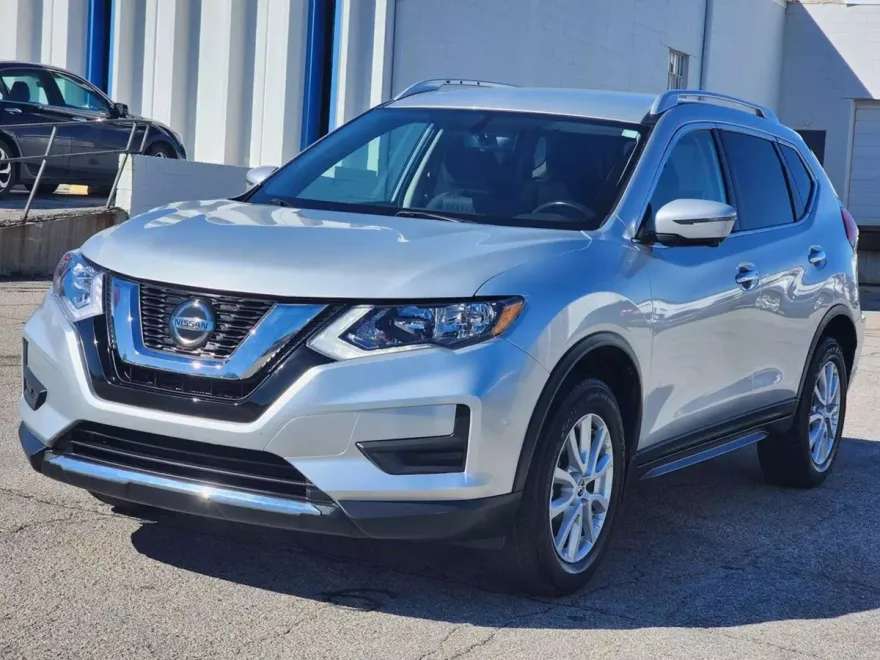 2018 Nissan Rogue SV photo 1