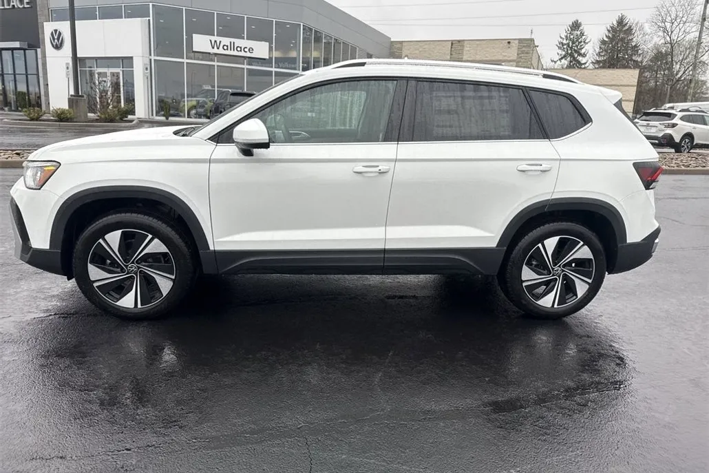 2025 Volkswagen Taos SE photo 1