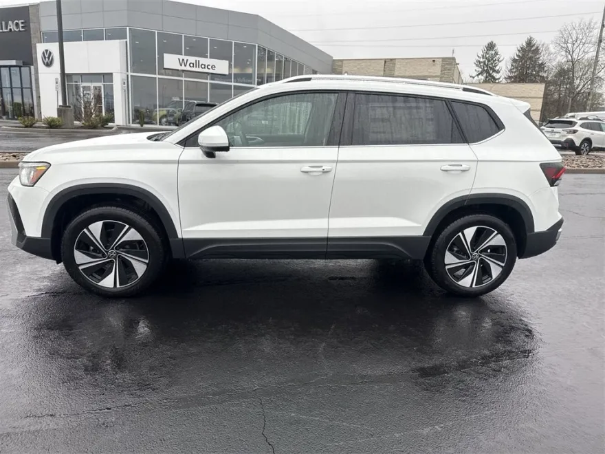 2025 Volkswagen Taos SE photo 1