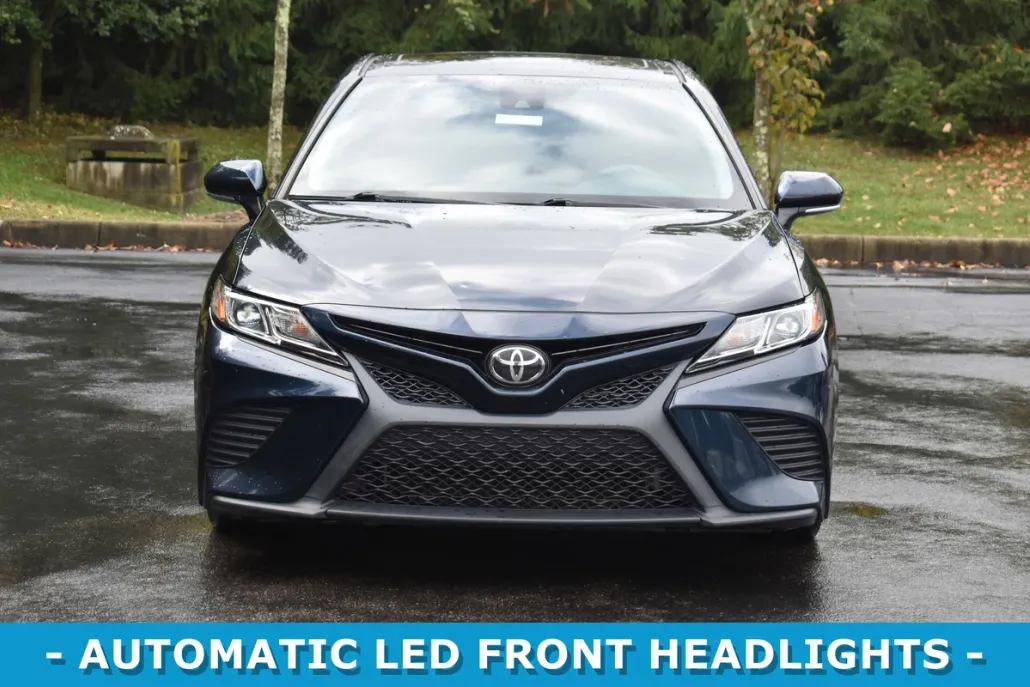 2018 Toyota Camry SE photo 1