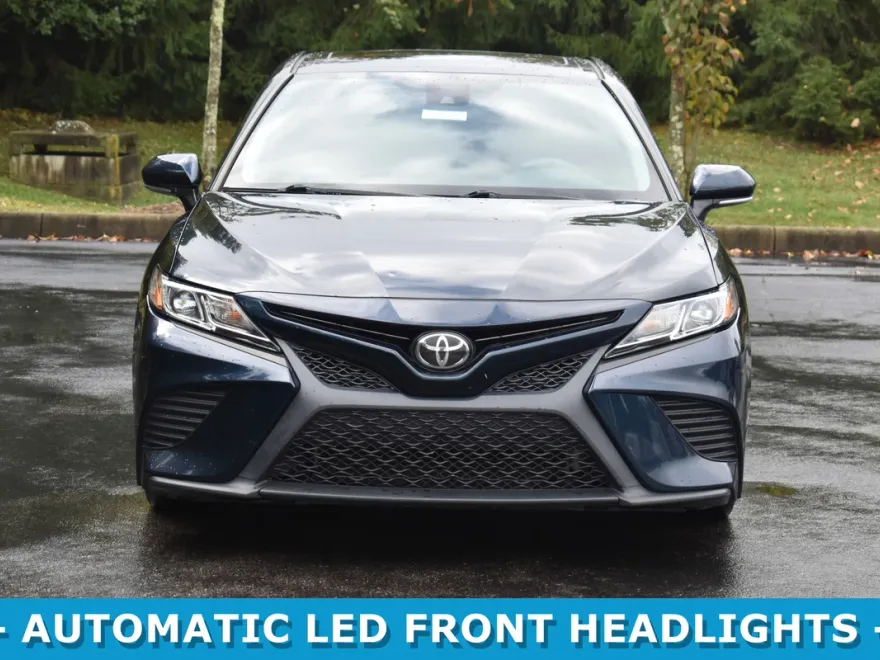 2018 Toyota Camry SE photo 1