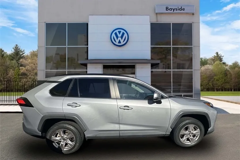 2022 Toyota RAV4 XLE photo 1