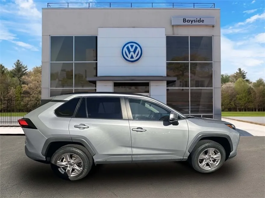 2022 Toyota RAV4 XLE photo 1