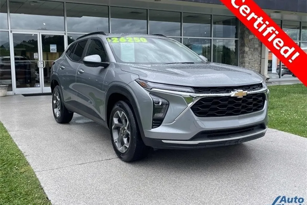 2024 Chevrolet Trax LT photo 1