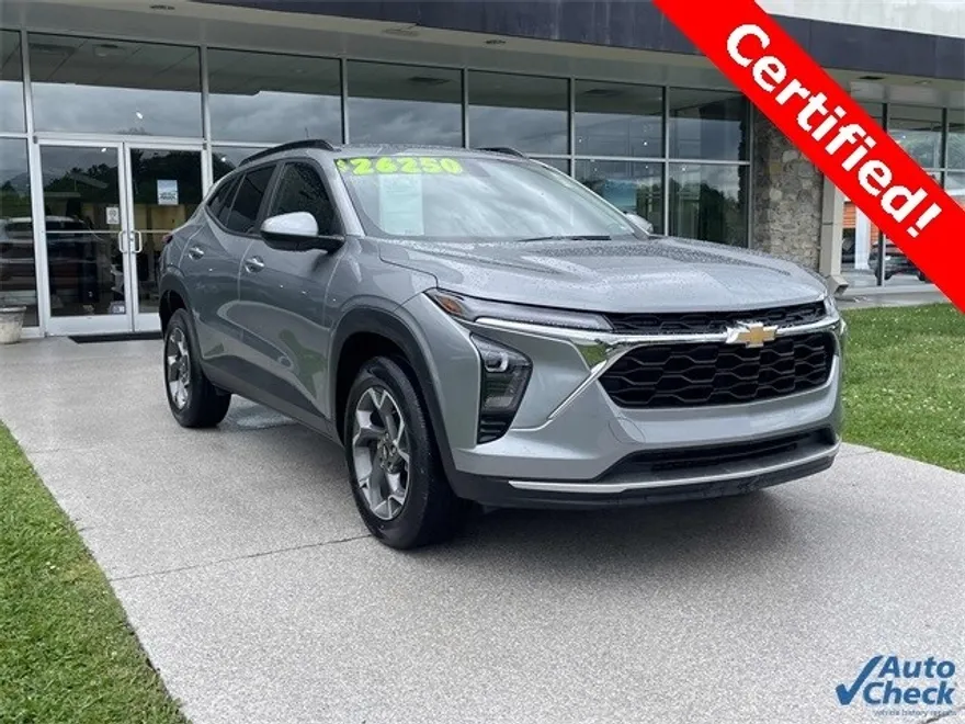 2024 Chevrolet Trax LT photo 1