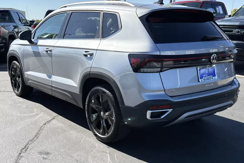 2025 Volkswagen Taos SE photo 1