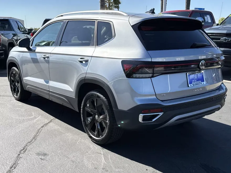 2025 Volkswagen Taos SE photo 1