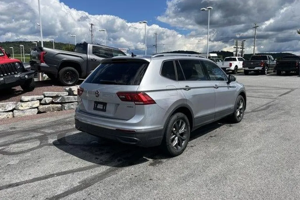 2022 Volkswagen Tiguan SE photo 1