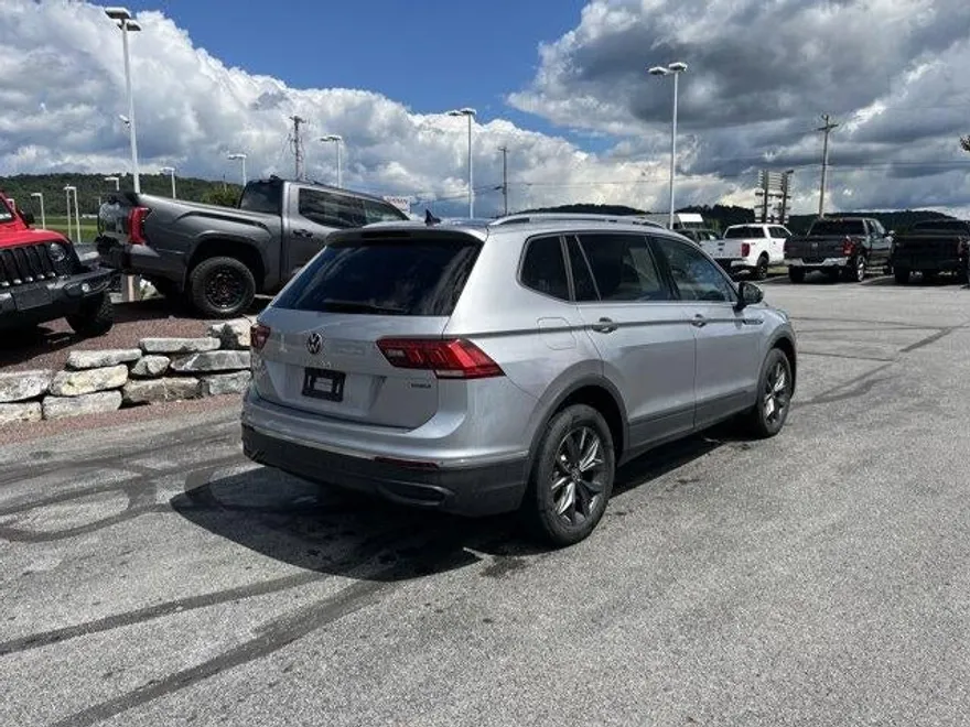 2022 Volkswagen Tiguan SE photo 1