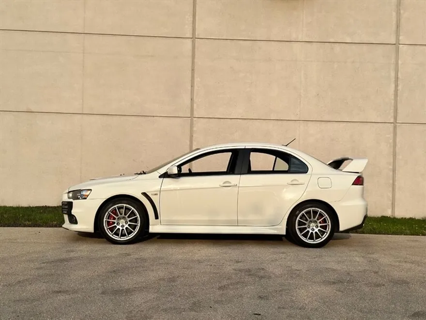 2010 Mitsubishi Lancer Evolution GSR photo 5