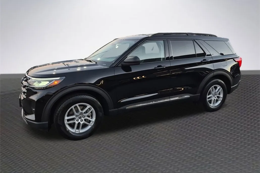 2025 Ford Explorer photo 1