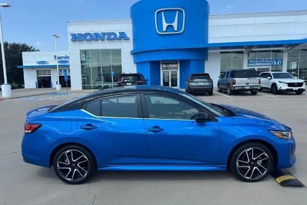 2024 Nissan Sentra SR photo 1
