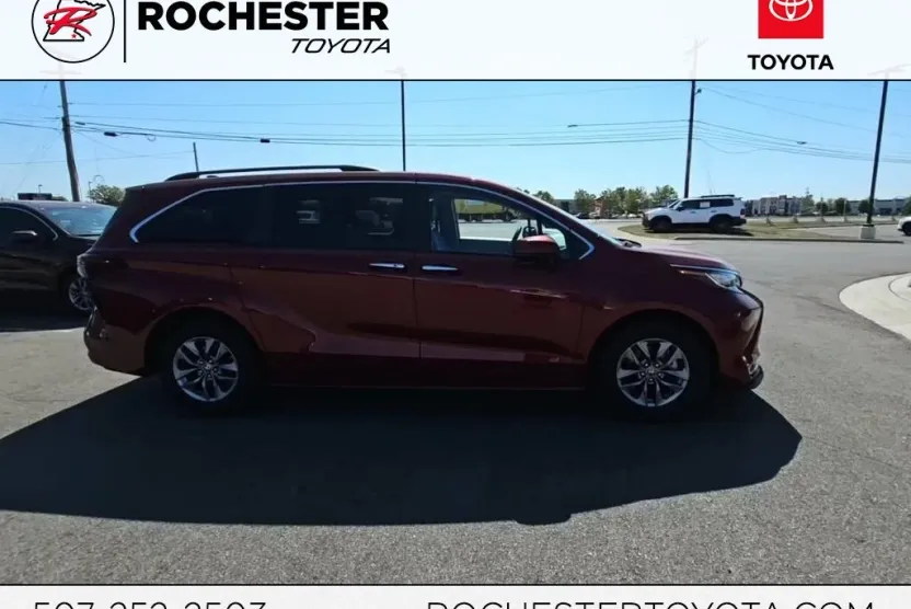 2023 Toyota Sienna XLE photo 1