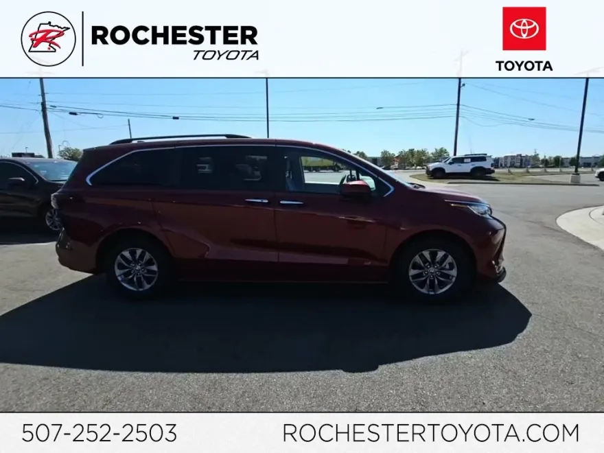 2023 Toyota Sienna XLE photo 1