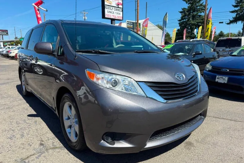 2012 Toyota Sienna LE photo 1
