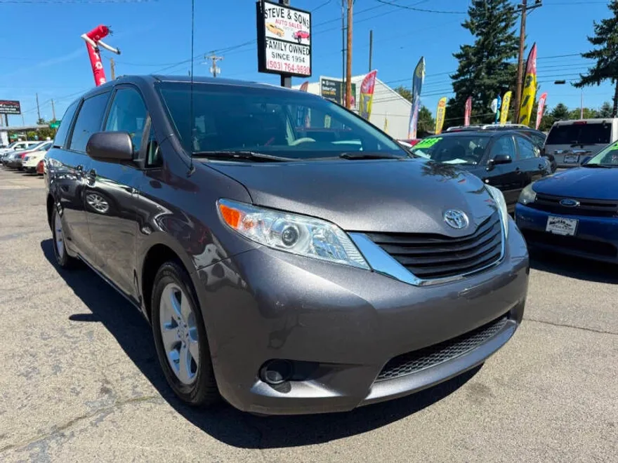 2012 Toyota Sienna LE photo 1