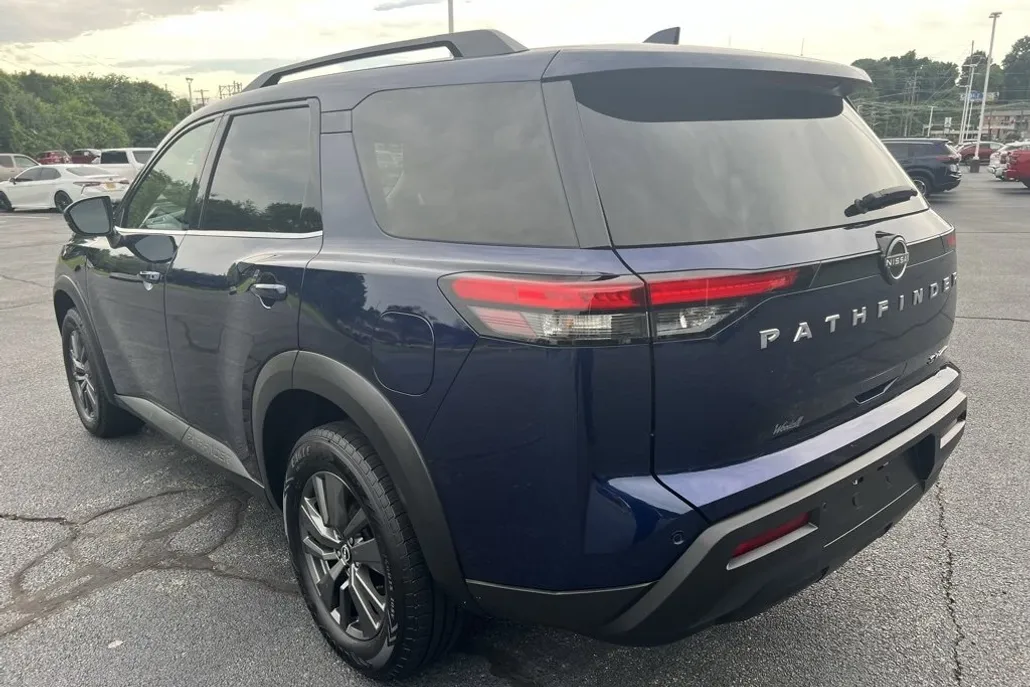 2022 Nissan Pathfinder SV photo 1