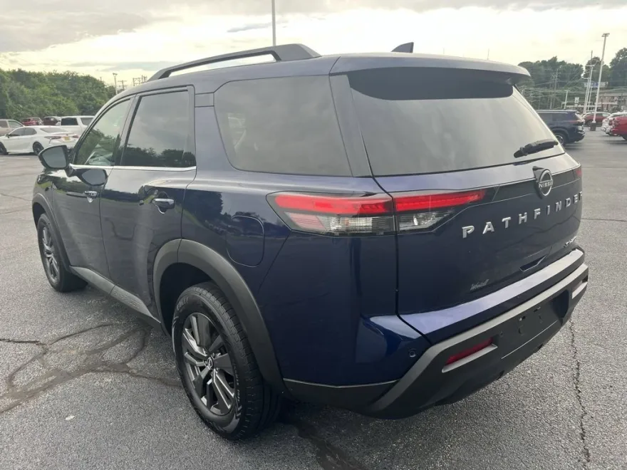 2022 Nissan Pathfinder SV photo 1