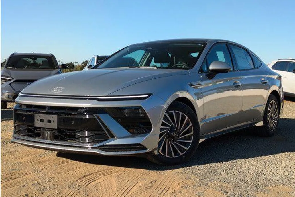 2025 Hyundai Sonata Hybrid Limited photo 1