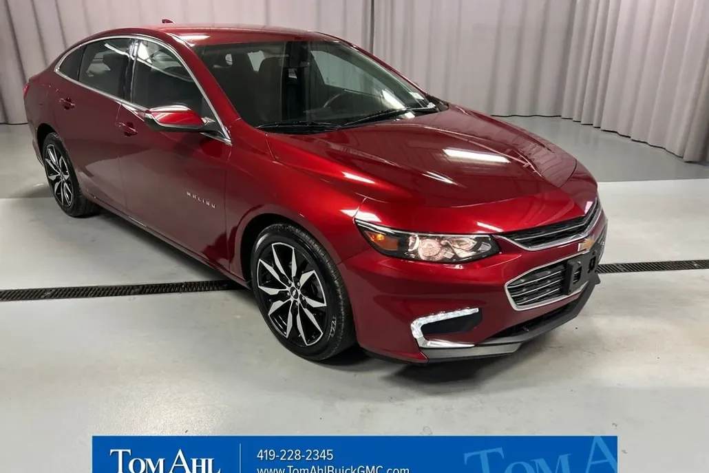 2017 Chevrolet Malibu 1LT photo 1