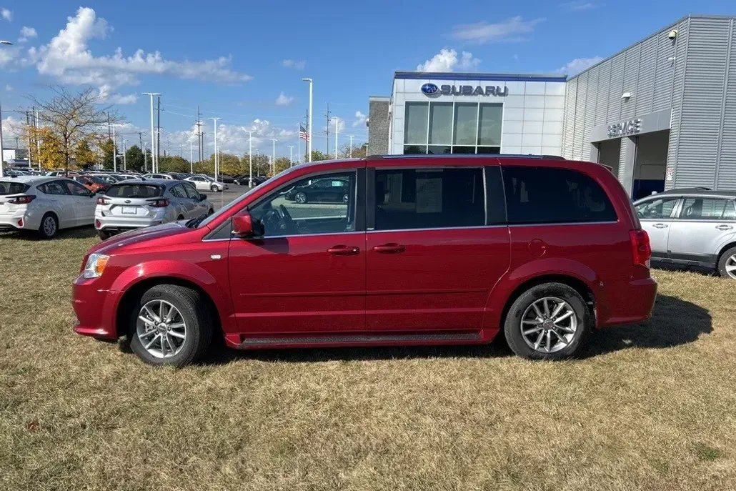2014 Dodge Grand Caravan SXT photo 1