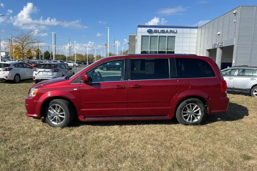 2014 Dodge Grand Caravan SXT photo 1