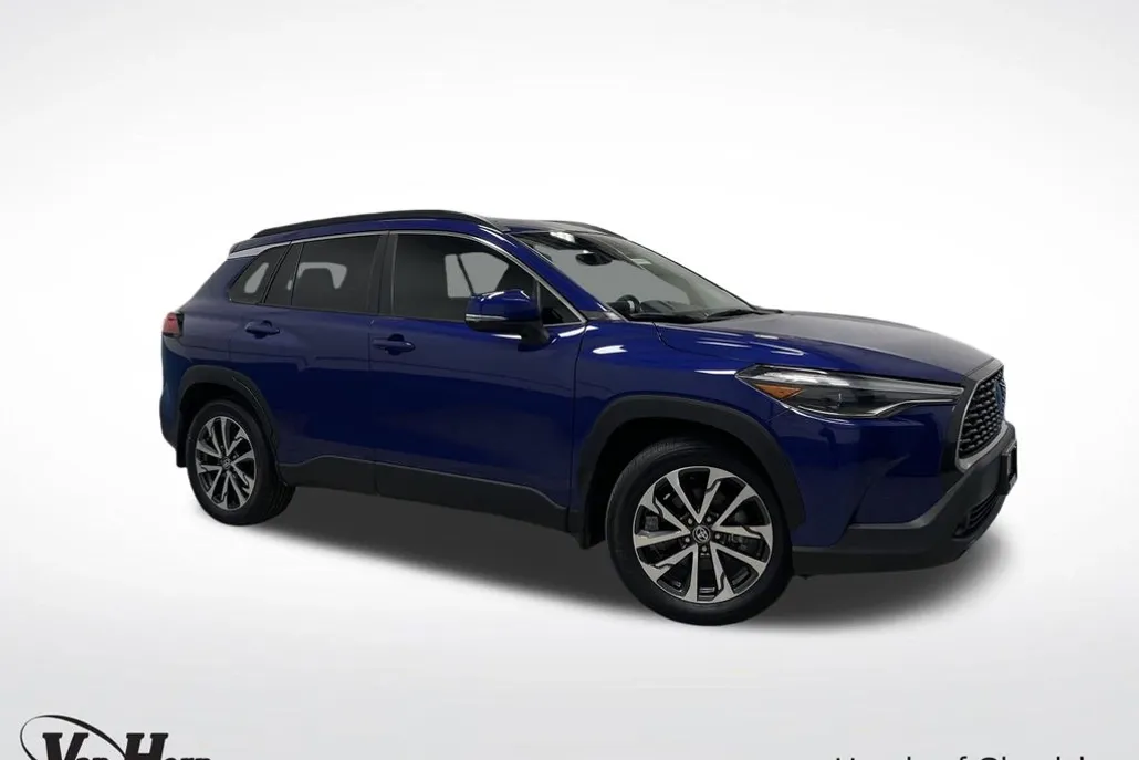 2023 Toyota Corolla Cross XLE photo 1