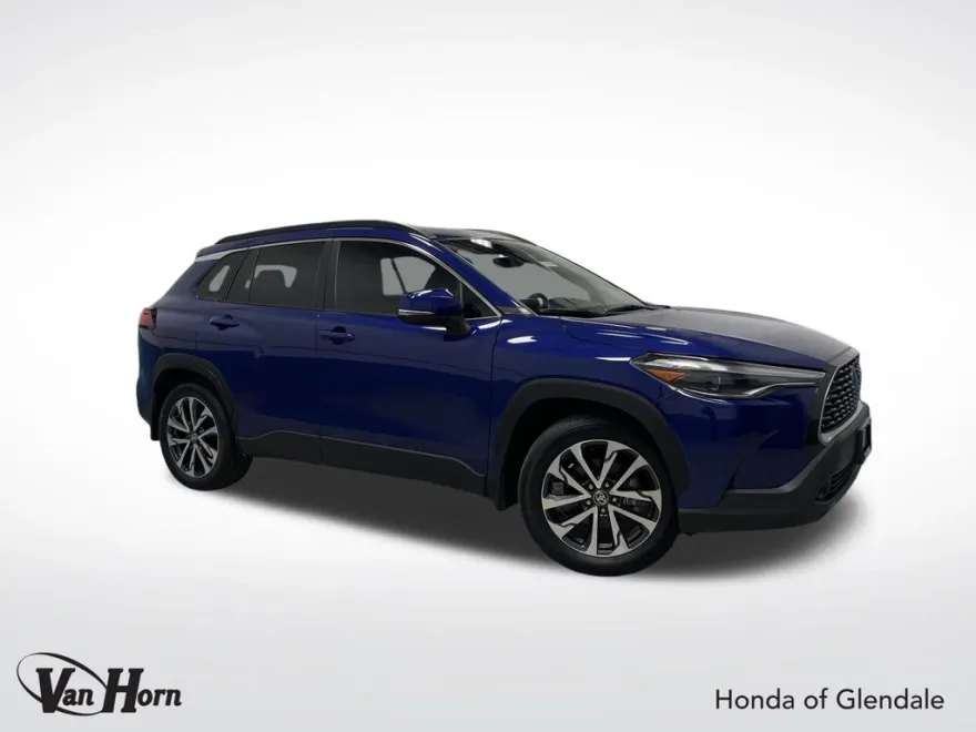 2023 Toyota Corolla Cross XLE photo 1