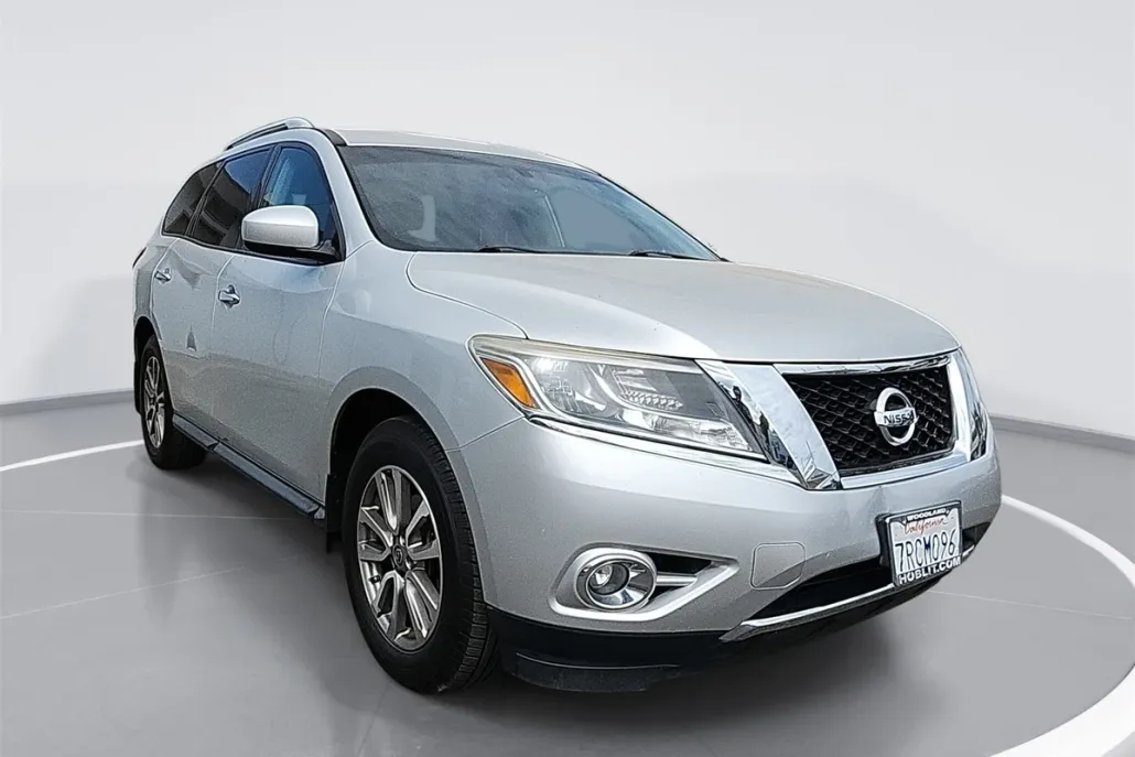 2016 Nissan Pathfinder SV photo 1