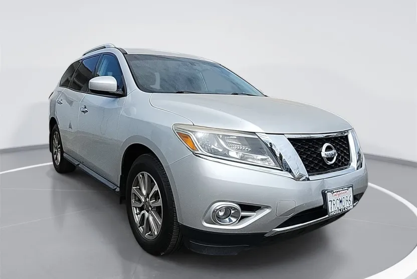 2016 Nissan Pathfinder SV photo 1